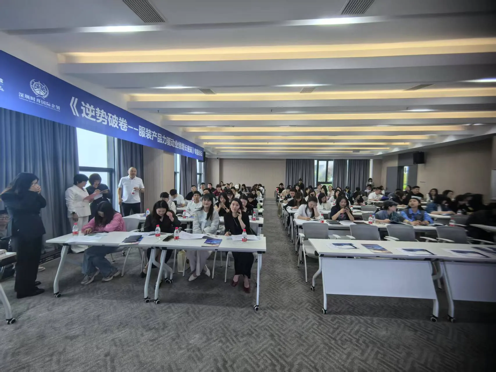 易单助手软件下载：如何通过底层逻辑与品牌基因创新，打造2025春夏女装爆款产品