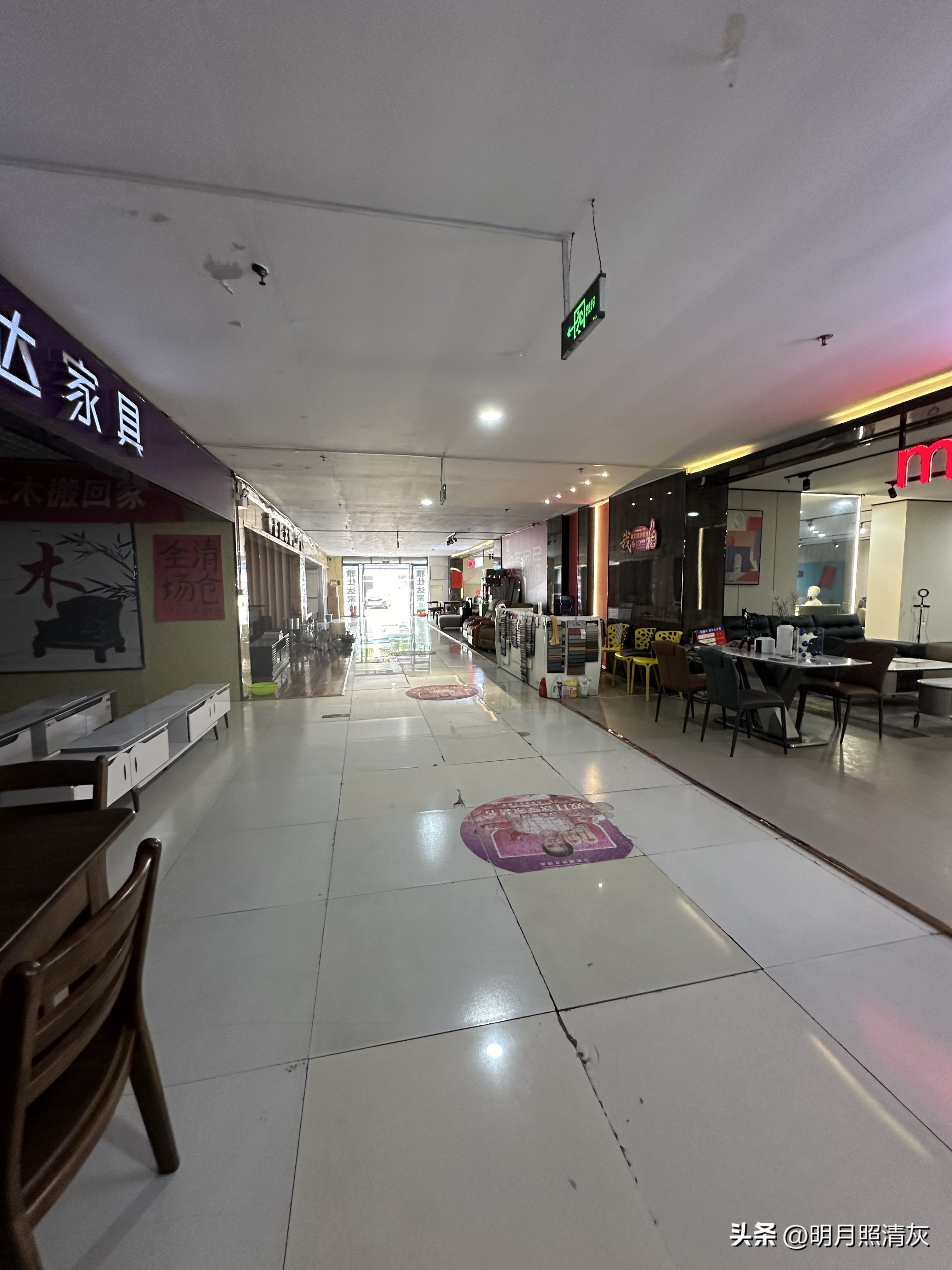 拼多多出评神器：实体店家具价格揭密，看似顾客稀少的背后竟藏大秘密！