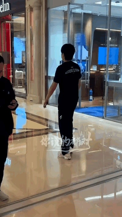 小G助手拼多多：王楚钦澳门站偶遇代言店，运动员轻松氛围成新营销趋势