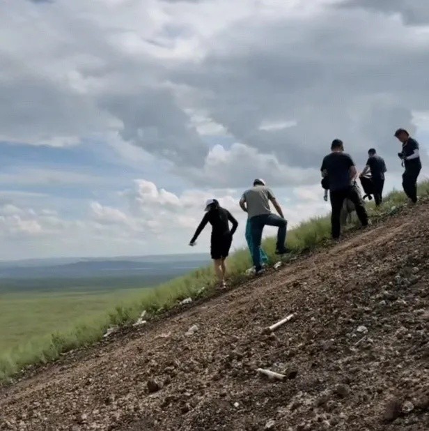 51助手小号：俞敏洪环保行动，在海南火山口捡垃圾，传递责任与示范意识