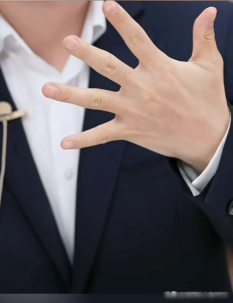 小M助手：董宇辉的“劳动人民之手”，真实美感与生命痕迹的独特魅力