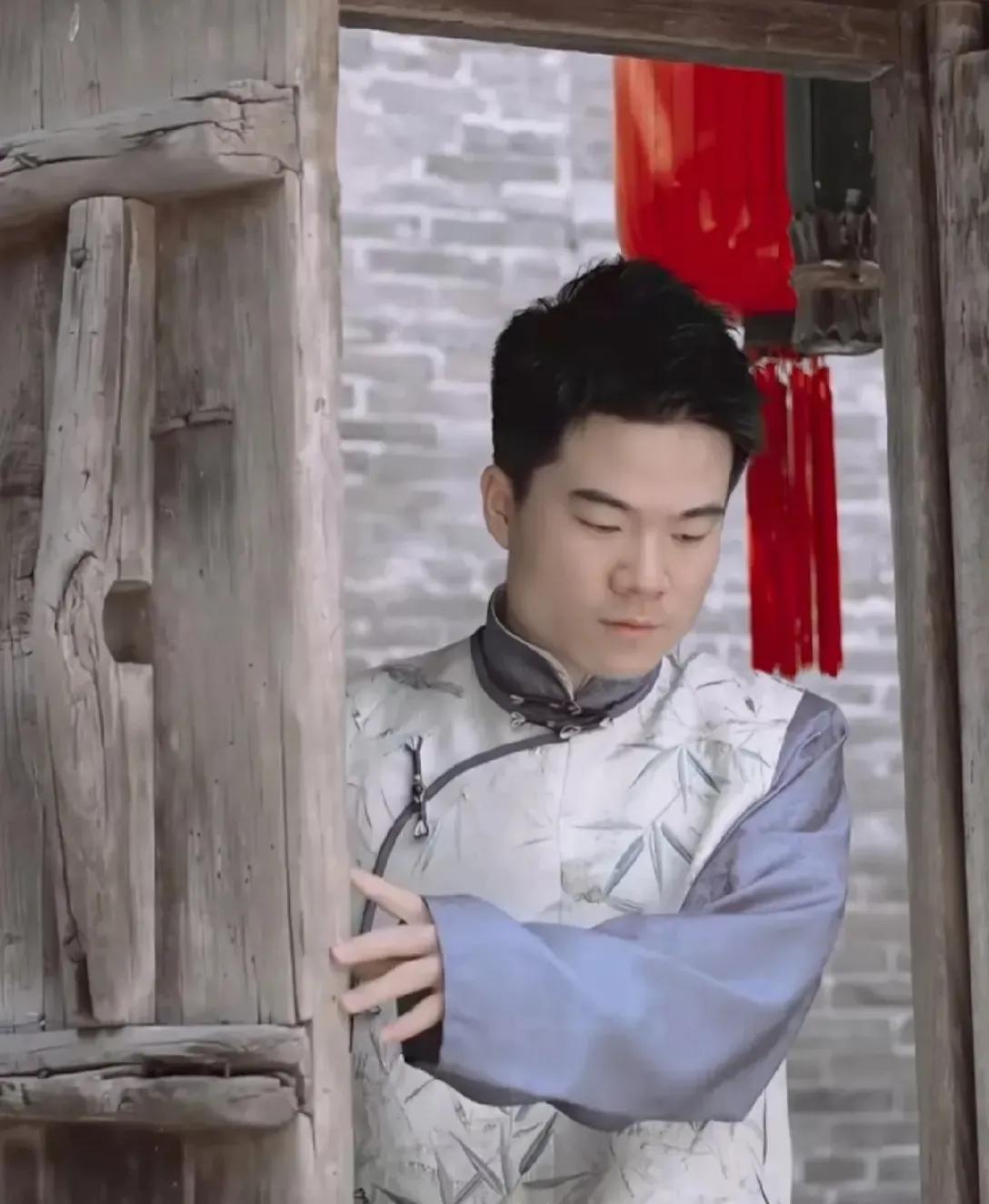 多成团助手：董宇辉的成功对东方甄选的影响，历史角色与未来较量解析
