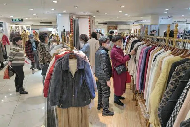 小J助手怎么用：服装售货员的日常，挑战与乐趣并存的试衣间故事