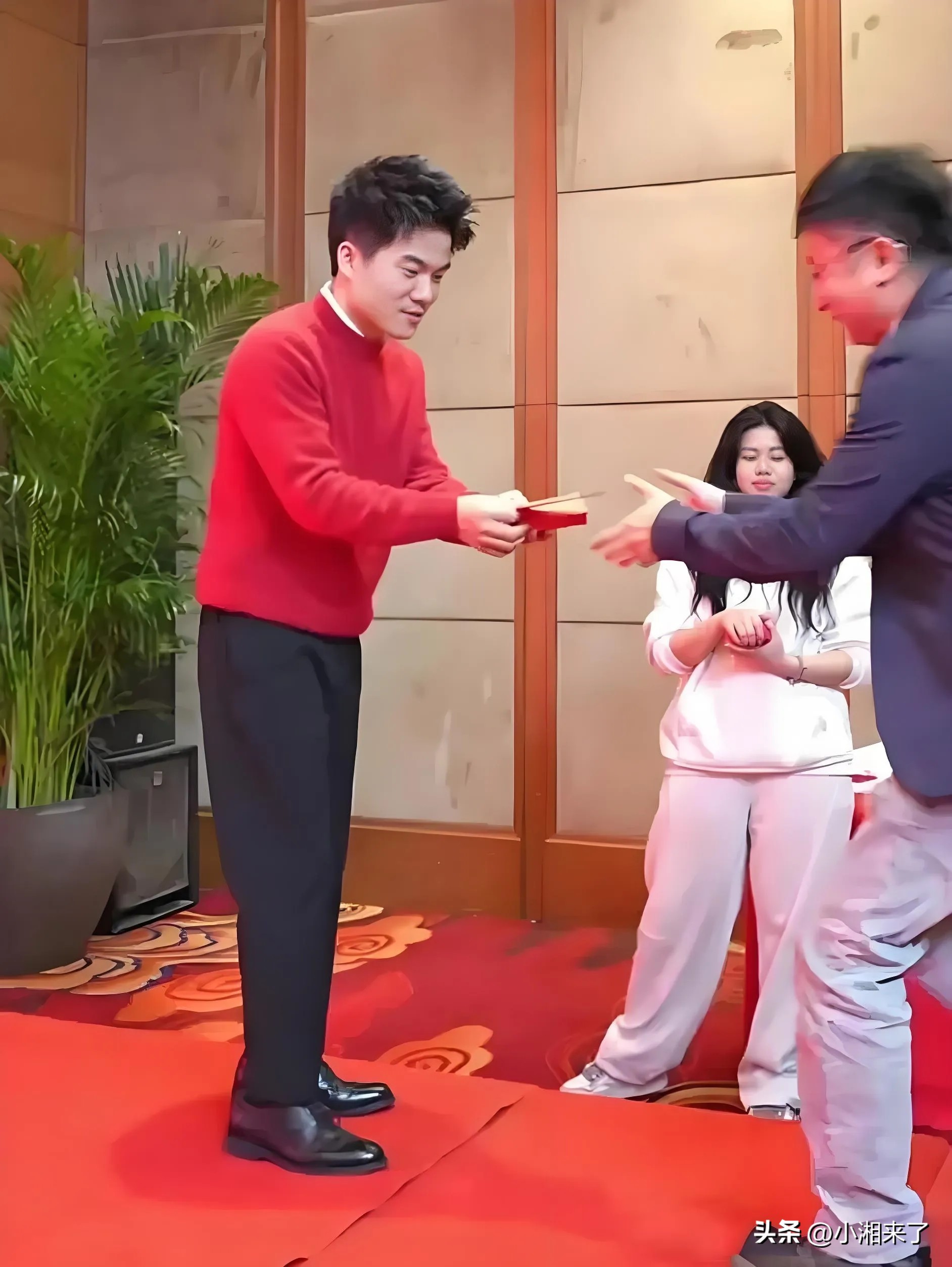 小评评助手官网：董宇辉与俞敏洪，管理风格大对决，谁才是企业“C位”担当？