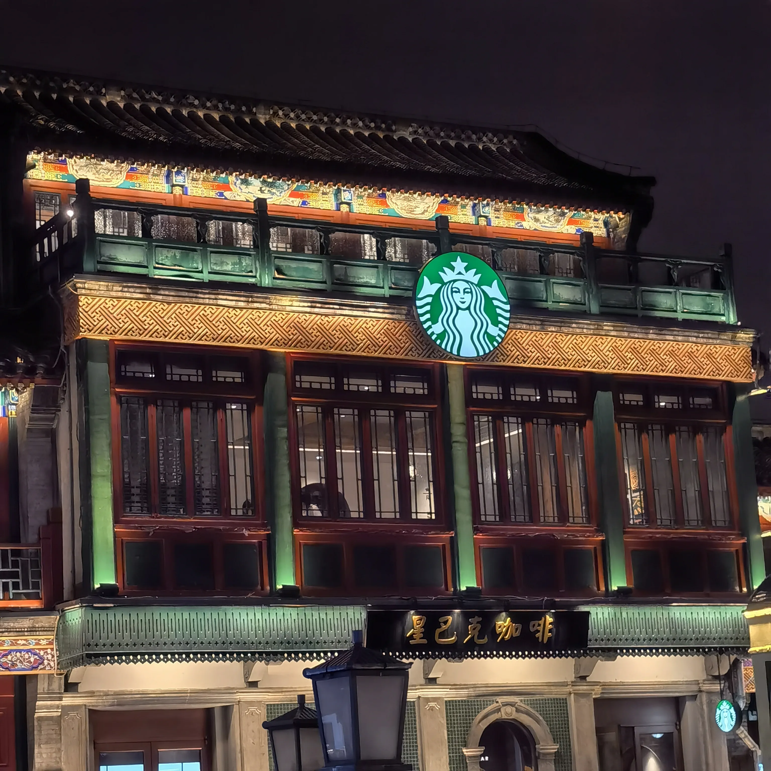 增强助手：前门商业街夜市热闹却因地板设计吐槽，安全隐患待改善