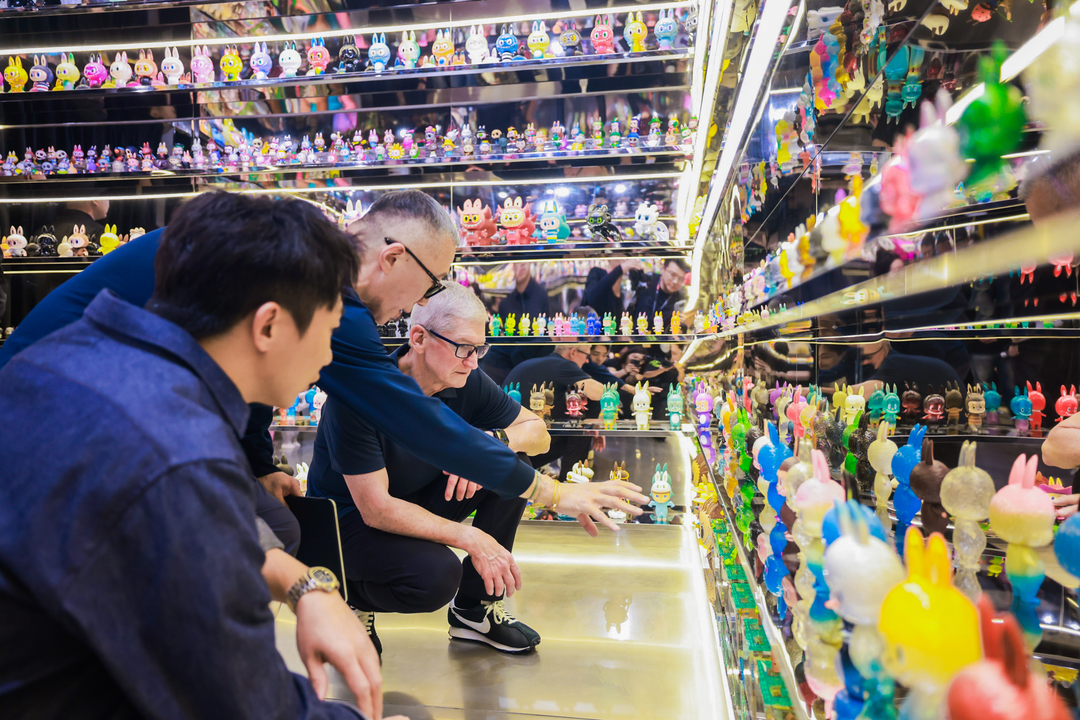 超评助手官网入口：库克现身上海LABUBU十周年巡展 与泡泡玛特王宁亲密互动