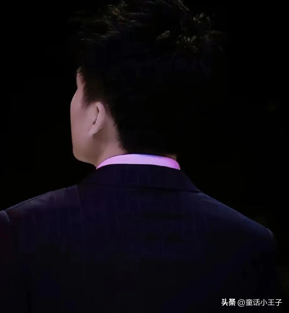 易评助手最新版本：董宇辉与年轻艺术家们共谱时代交响乐，展现跨界融合的无限魅力