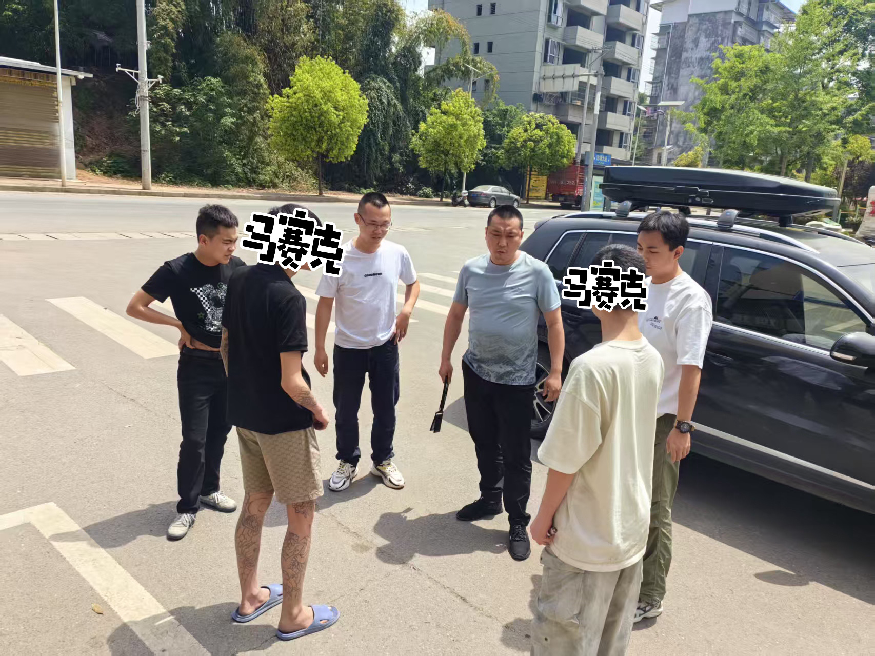 小M助手：商铺盗窃案揭秘，瘦小男子如何钻门缝实施偷窃