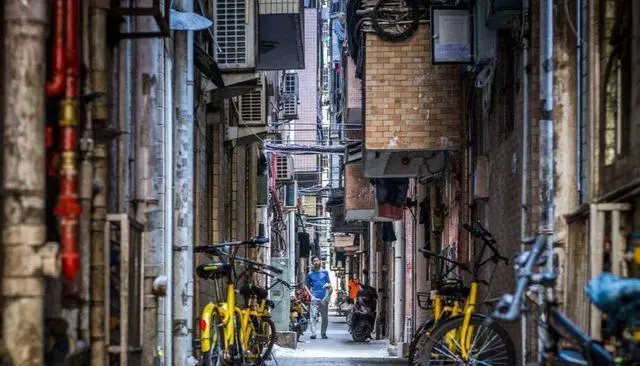 夕夕助手：居民收入偏低影响消费活力，如何实现经济从投资驱动转向消费驱动？