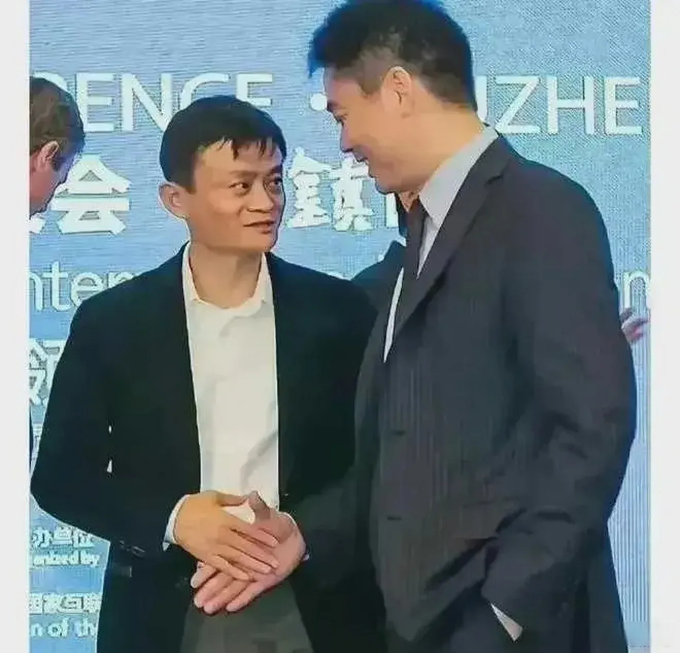 依云助手：刘强东与马云世纪和解，电商巨头的商业哲学与未来竞争分析