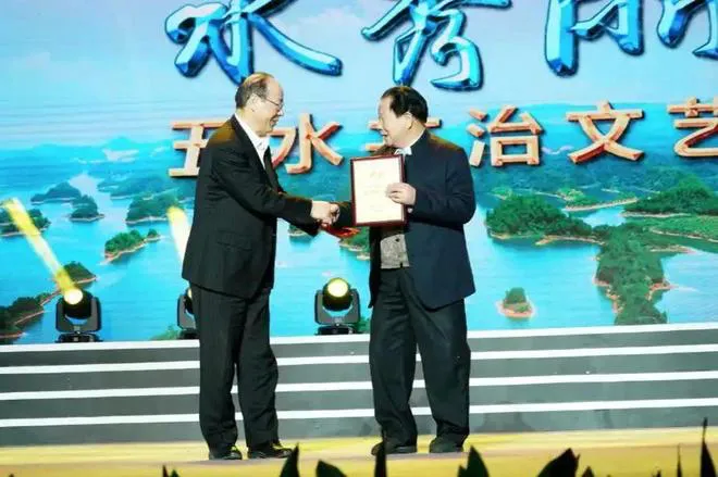 多多开团助手：52岁大爷从买盐到创办464亿商业帝国的逆袭传奇