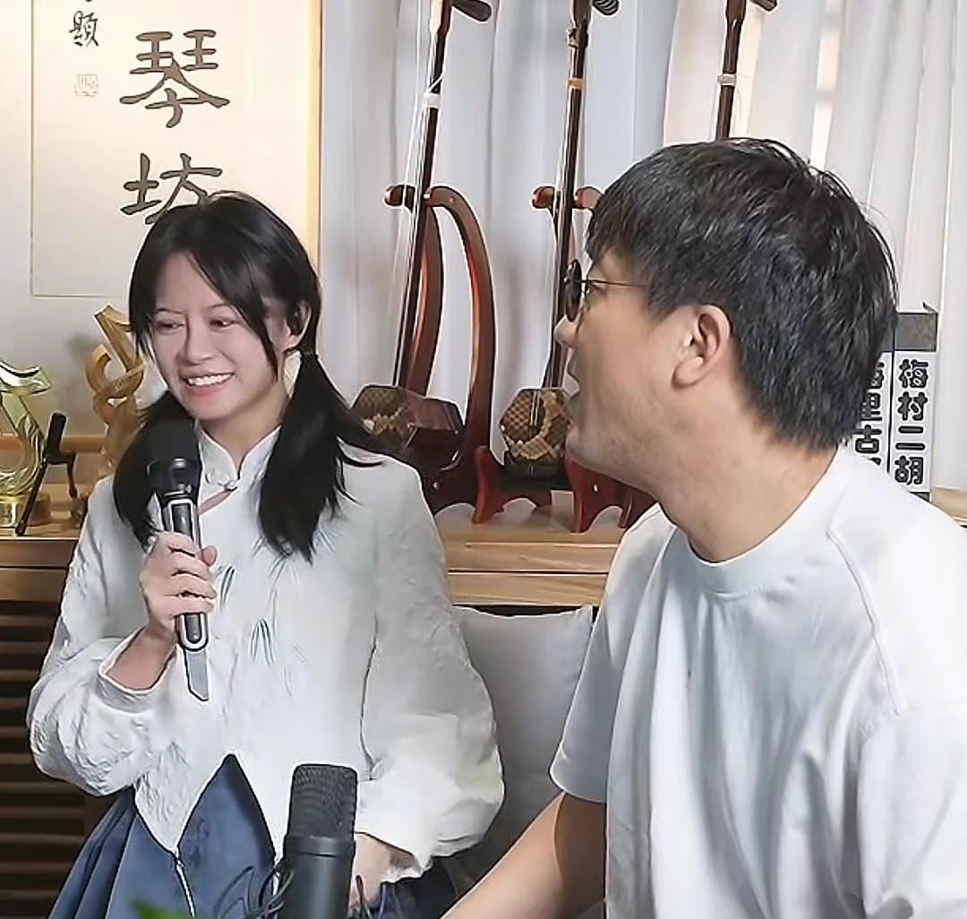 小M助手：二饼严禁小主播刷礼物，重塑直播间公平竞争环境
