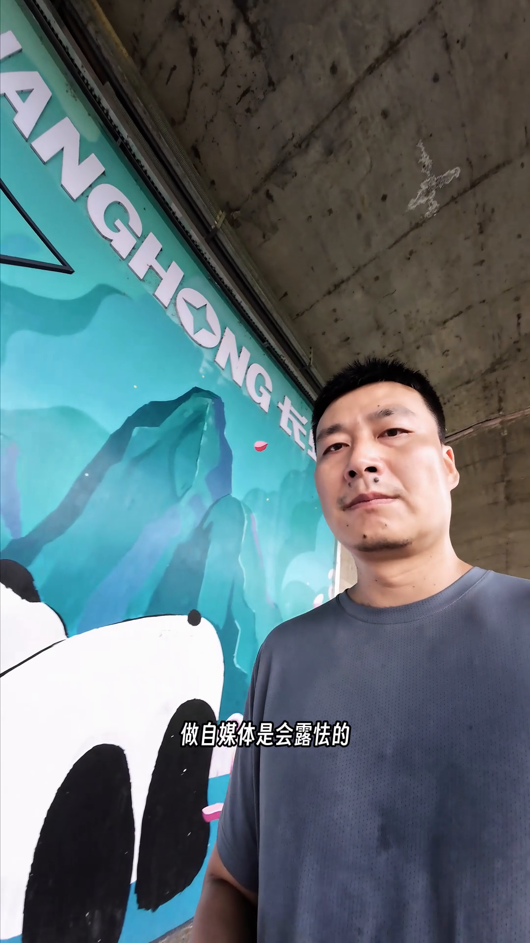 超评助手出评软件：自媒体成长，接受不足与寻找内心自由的探索之旅