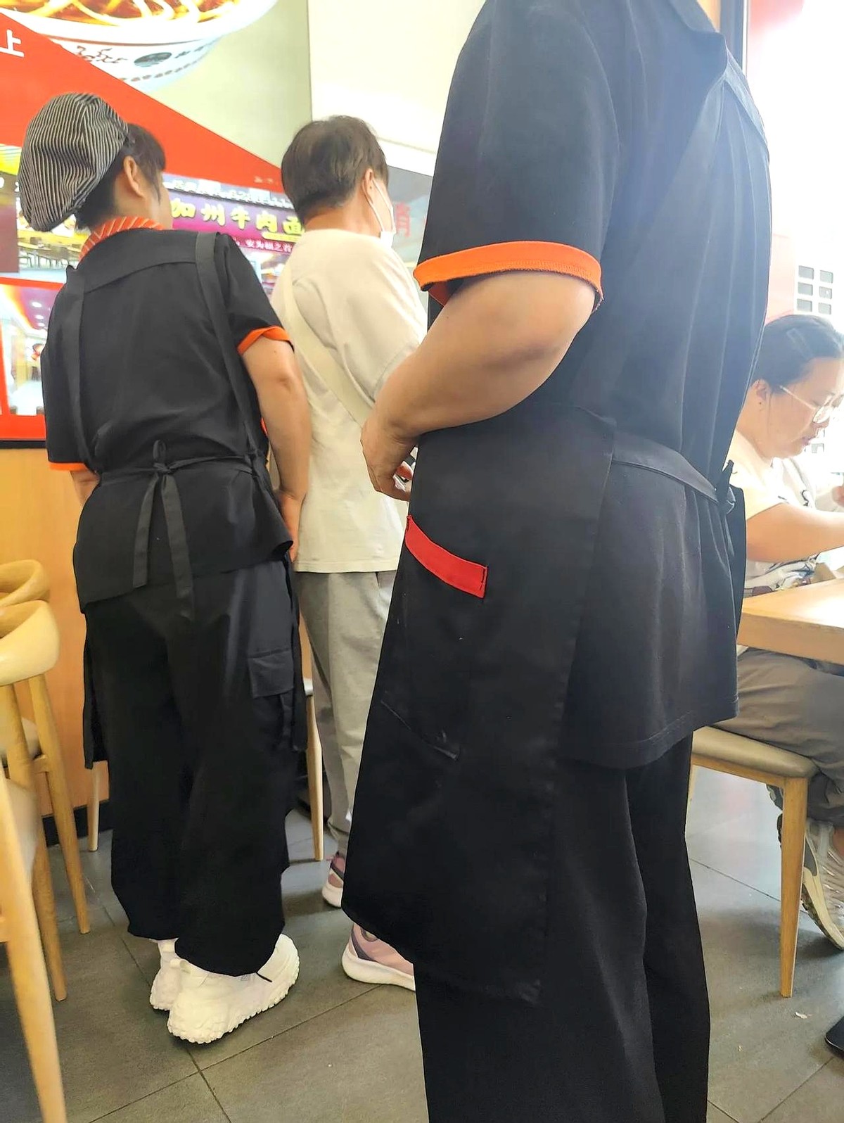 多多留评：沈阳牛肉面店冲突，公共空间与商业规则的对抗