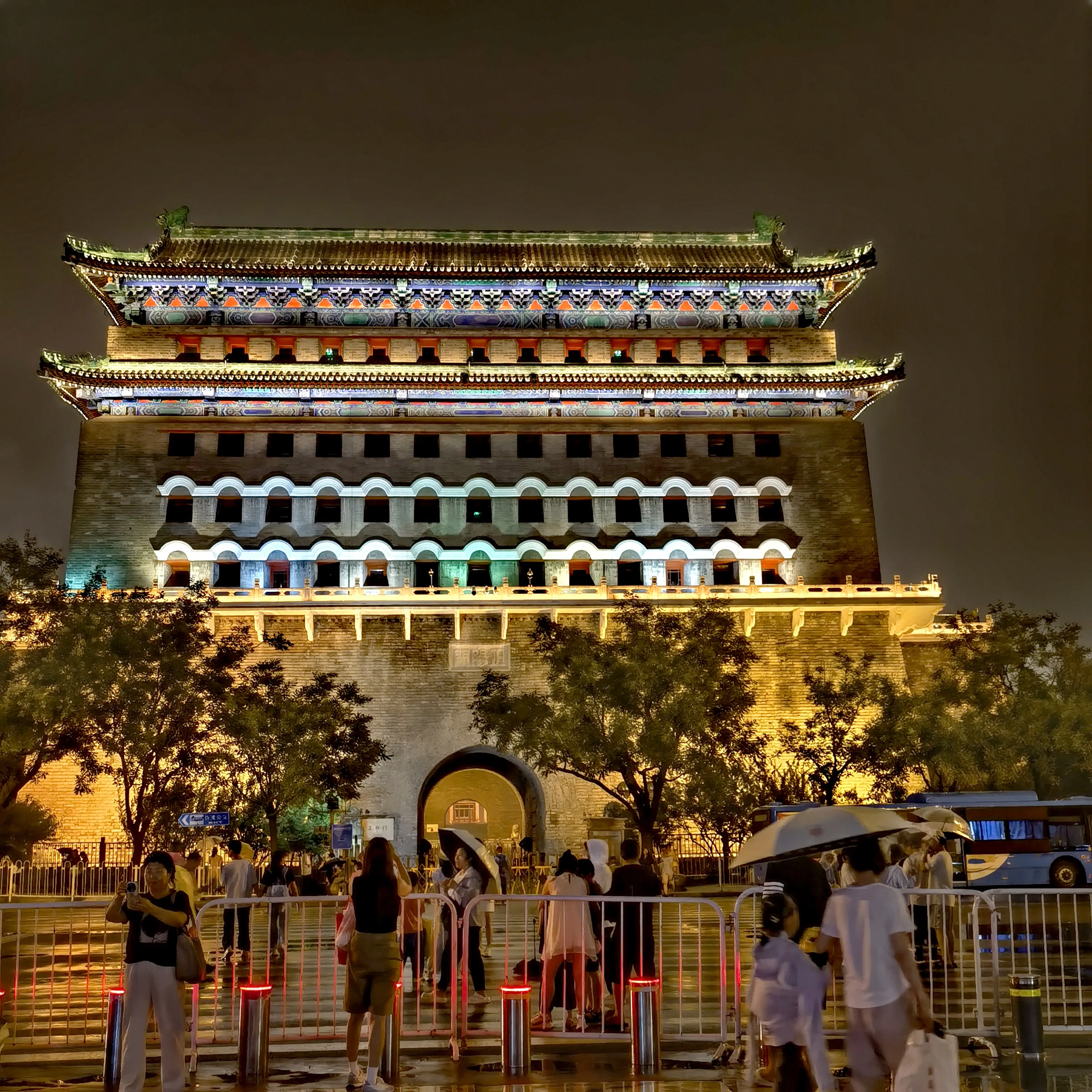 增强助手：前门商业街夜市热闹却因地板设计吐槽，安全隐患待改善