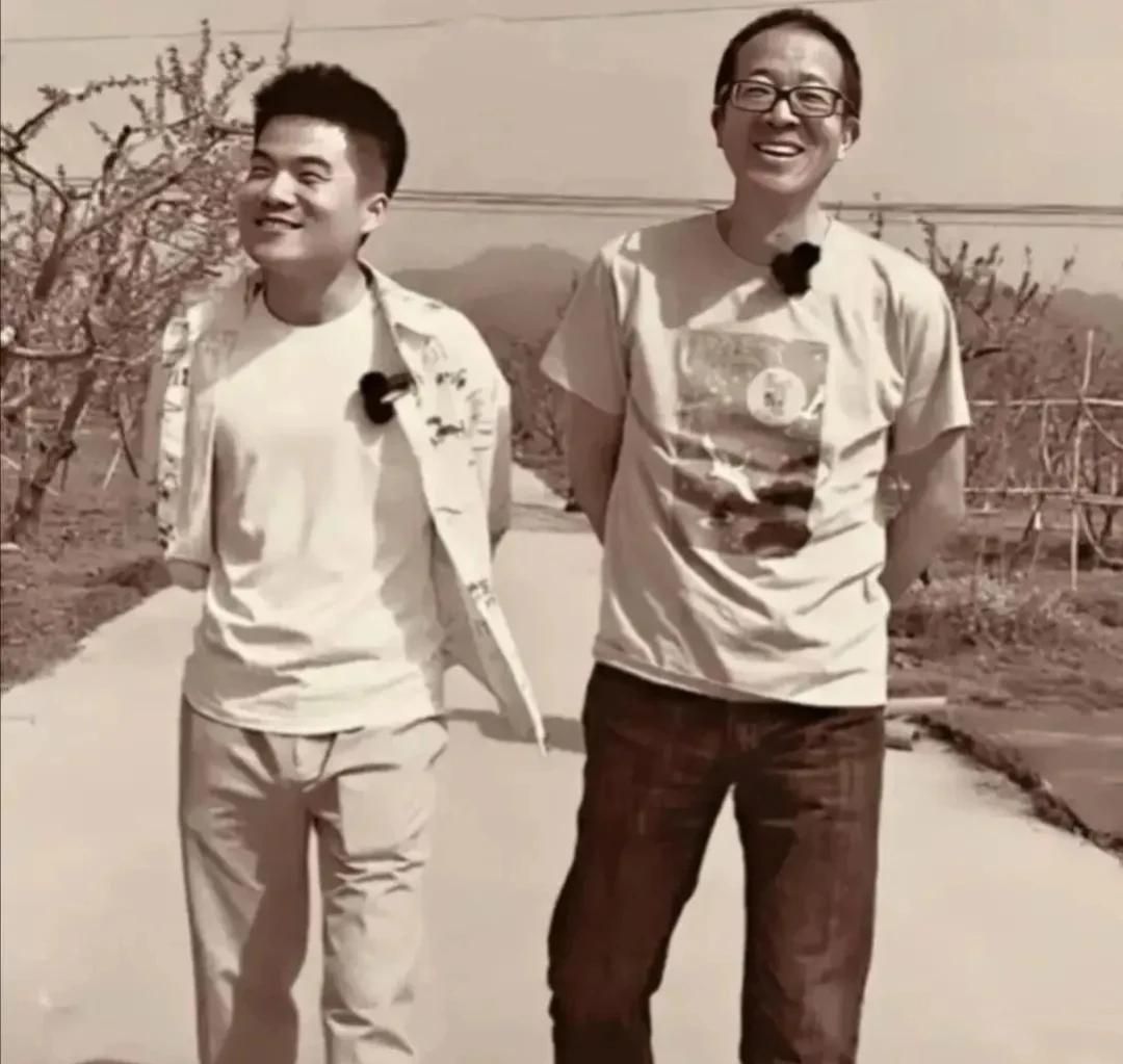 小评评助手下载：董宇辉与俞敏洪的幽默对话，袁绍精神与人生启示