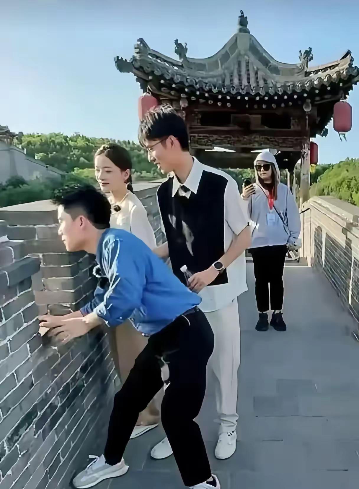 易评助手入口：张雪峰与董宇辉，普通人如何通过读书改变命运与自我价值