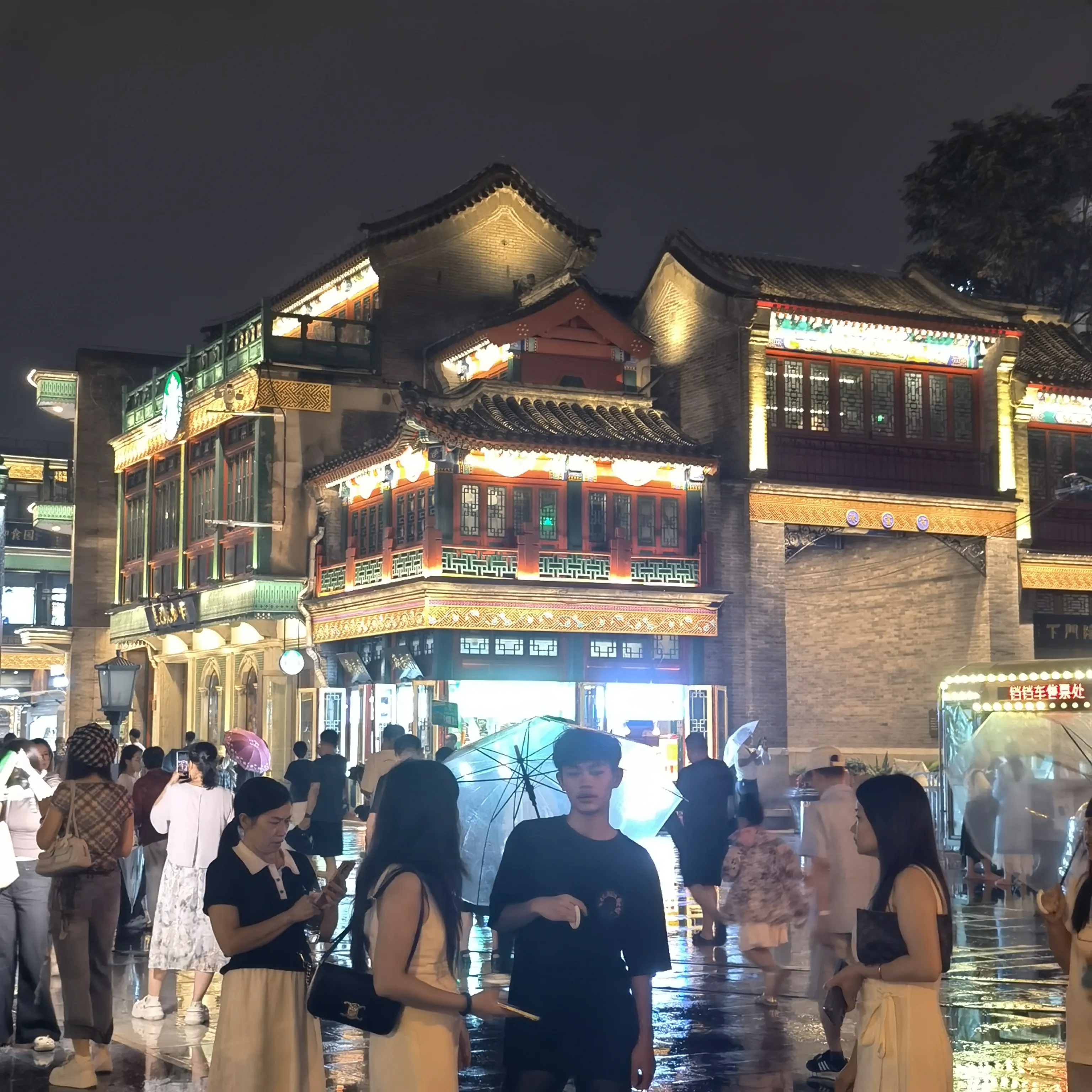 增强助手：前门商业街夜市热闹却因地板设计吐槽，安全隐患待改善