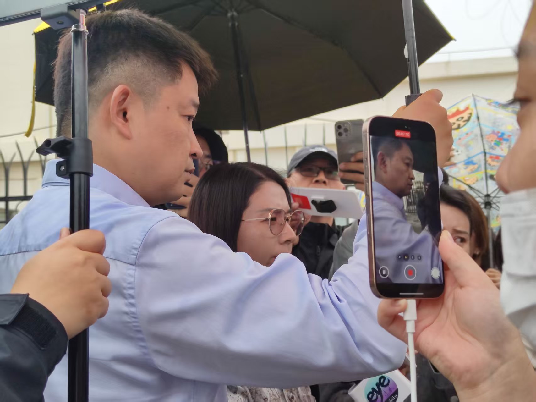 大白出评卡密：女子职场性侵案开庭，被公司解雇，工伤认定引争议