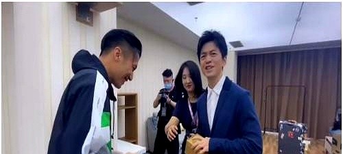 多多开团助手：李健用十年旧手机，揭示创作初心与无网时代的奢侈艺术