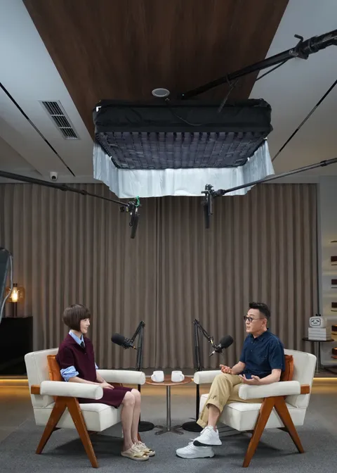 新快火助手：窦文涛与锵锵三人行，多元视角下的深度对话与文化碰撞