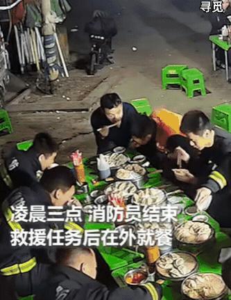 超单助手使用方法：深夜温情，两位黑衣人悄然为消防员买单，网友纷纷感动！