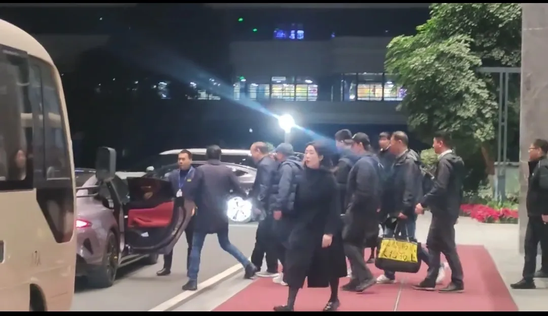 小评评助手下载官网：雷军微醺造访宁德时代，小米SU7引发热议与期待