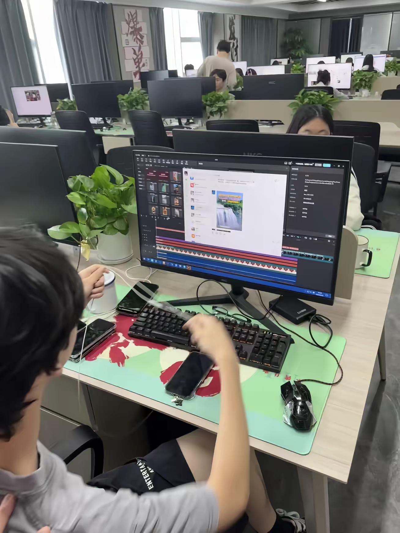 小E助手：普通人如何通过银发旅游项目学习打F并实现盈利