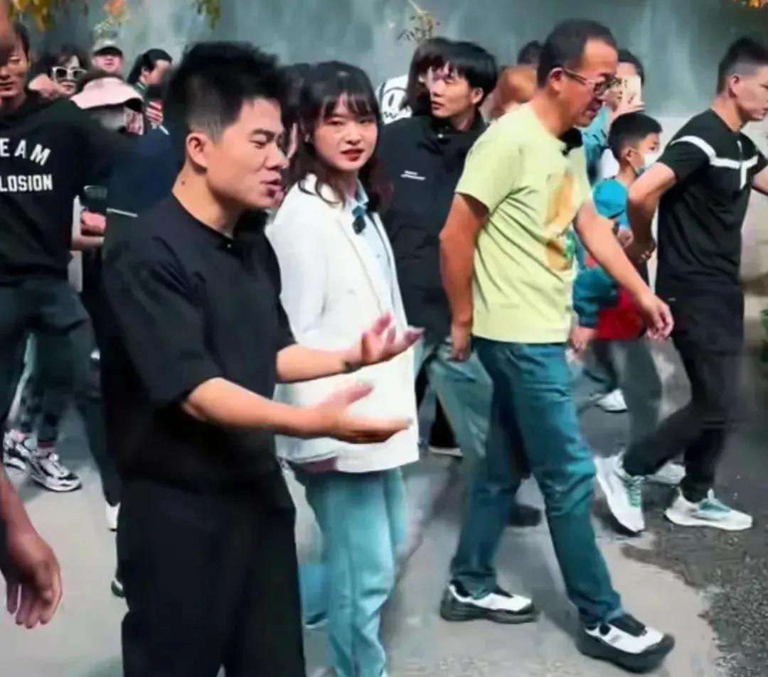 番茄助手入口：董宇辉与小孙直播间的权力斗争，罗永浩和易中天解读内幕